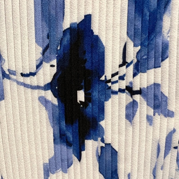 💙 Elegant & sexy unique pleated sleeveless top with a ruffled neck and tie NWOT - Picture 15 of 15